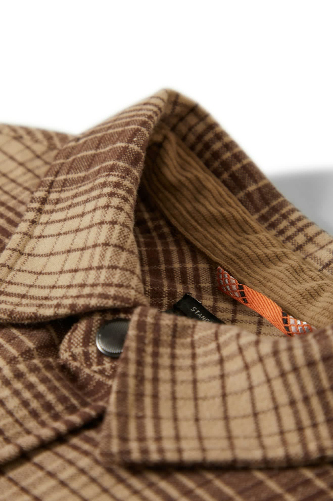 Collar Detail of Brixton Men's Builders Bowery STR Water Resistant Flannel - Pine Needle/ Sunbaked