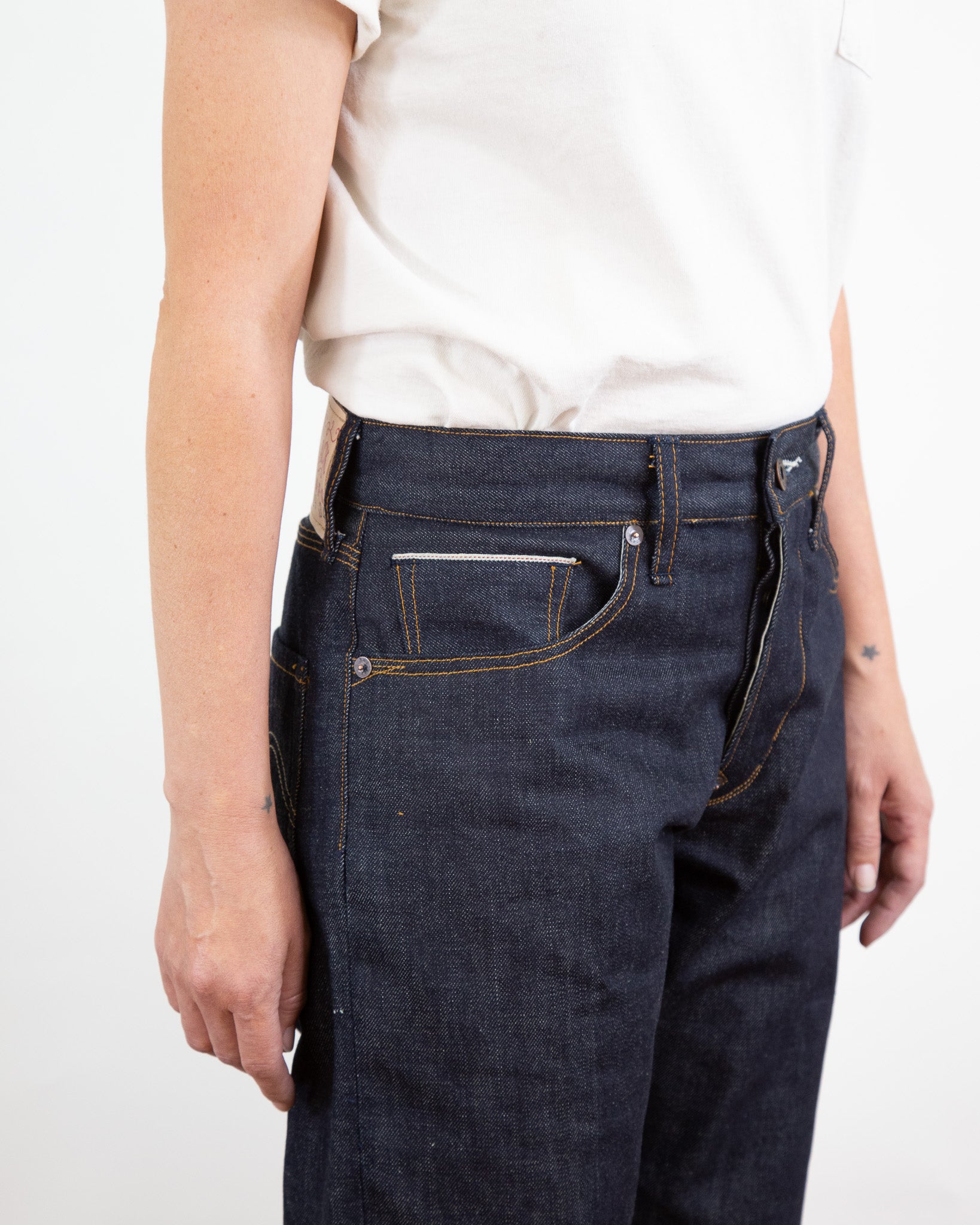 Women's Model Photo of Front Angle of Railcar Black Lot 001