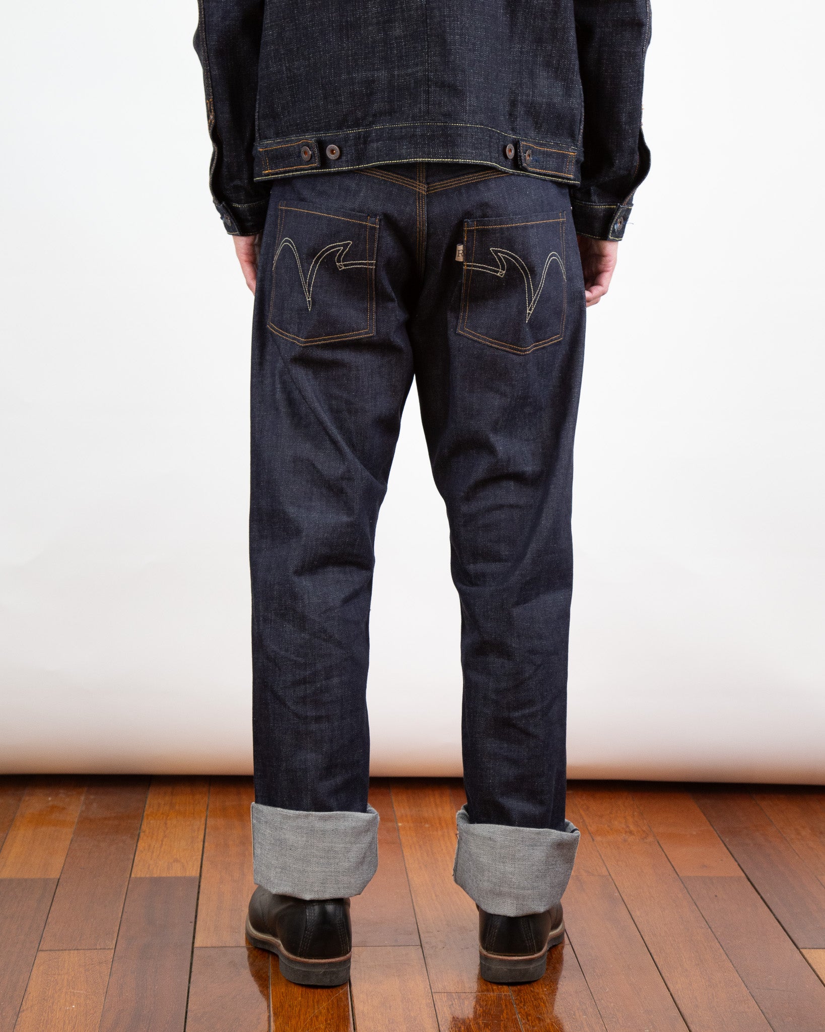 Men's Model Photo of Back of Railcar Black Lot 001